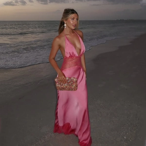 Robe longue en satin rose à licou et décolleté en V avec dentelle rouge d'été