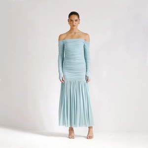 Détail de robe bleu clair à épaules dénudées avec corsage froncé et jupe plissée