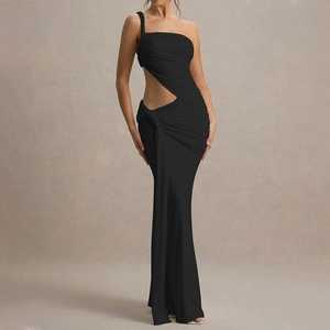 Détail d'une robe de soirée noire à une épaule avec découpe à la taille et fronces
