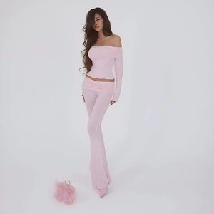Ensemble haut à manches longues dénudées rose clair et pantalon évasé assorti