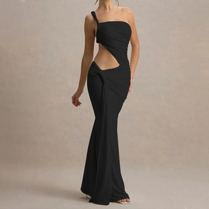 Gros plan sur la découpe asymétrique à la taille et les plis de cette robe de soirée