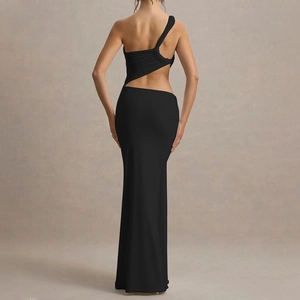 Détail d'une robe longue noire à une épaule avec découpe à la taille et dos ouvert élégant