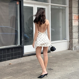 Mini abito all'americana con pois, schiena scoperta e bordo in pizzo bianco