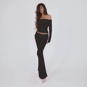 Détail de l'ensemble haut noir à épaules dénudées et pantalon évasé pour femme
