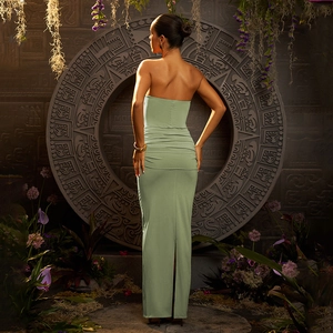 Sexy körperbetontes Maxikleid in Salbeigrün mit Raffungen und Gehschlitz hinten