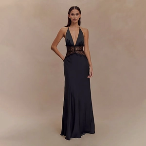Détails de la dentelle à la taille et du tissu en satin de cette robe longue à col en V
