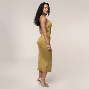 Détail d'une robe dos nu jaune moutarde avec découpe à la taille et nœud sur le côté