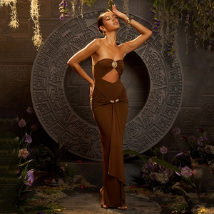 Sexy braunes trägerloses figurbetontes Maxikleid mit Cut-out-Ring und Raffung