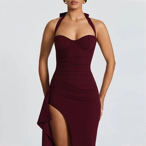 Détail d'une robe licou bordeaux avec volants latéraux et fente haute pour femme
