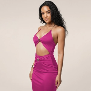 Détail de la robe licou fuchsia avec chaîne dorée et découpe à la taille élégante