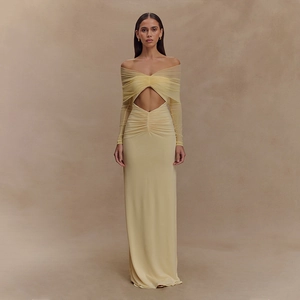 Détail de robe maxi jaune pâle avec fronces, découpe en losange et design épaules dénudées