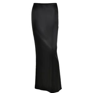 Elegante gonna lunga in raso nero a vita alta con vestibilità slim e texture lucida