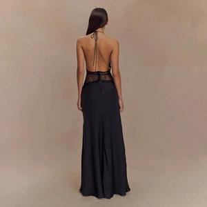 Détail du dos d'une robe longue noire à licou avec découpes en dentelle à la taille