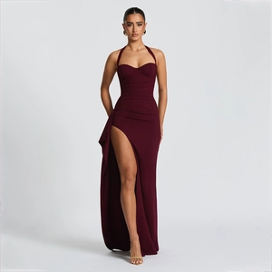 Détail de la robe de soirée dos nu bordeaux avec fente haute et coupe cintrée élégante