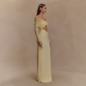 Détail de la robe maxi jaune clair avec design ajouré et manches longues