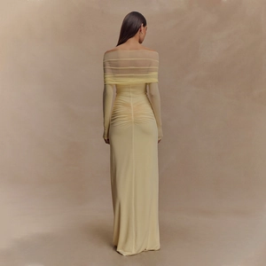 Vue détaillée du dos d'une robe de soirée en tulle jaune clair froncée longue et chic