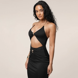 Détail de la robe licou noire avec chaîne dorée et découpes sexy à la taille