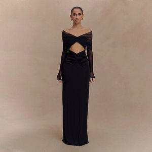 Robe longue moulante noire avec manches en tulle transparent et détails découpés