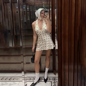 Mini abito in raso a pois con scollo all'americana, pizzo e design senza schiena