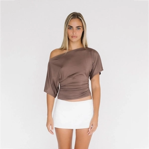 Dettaglio dell'elegante increspatura laterale e del design monospalla su questo top marrone