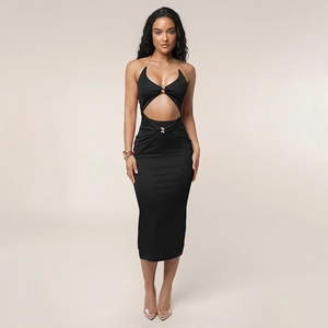 Robe midi noire dos nu avec découpes sexy et boucles métalliques dorées élégantes