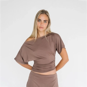 Set chic da donna con top monospalla moka con vita arricciata e gonna coordinata estiva