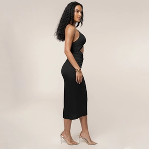 Détail de la robe midi noire à licou montrant la découpe latérale et le tissu en maille