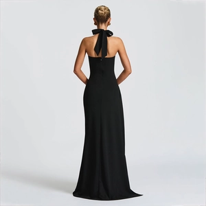 Robe longue licou noire élégante avec un grand nœud au dos et une coupe ajustée chic