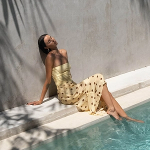 Robe longue bustier jaune clair à pois pour un style de vacances d'été élégant