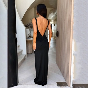 Élégante robe longue noire dos nu avec col en V, détails froncés et dos en U profond