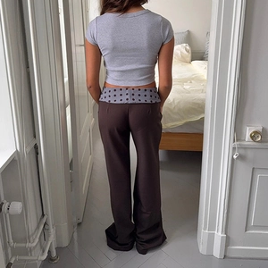 Détail du pantalon large à taille haute avec empiècement à pois violets style Y2K