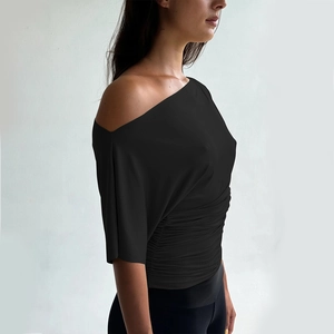 Dettaglio della texture arricciata laterale e del design aderente sul top nero monospalla
