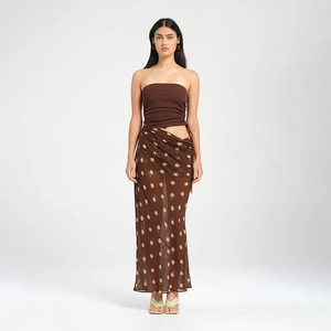 Ensemble haut bustier à pois et jupe longue marron foncé avec détails de cordon