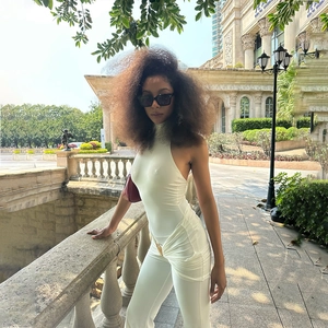 Detailansicht weißer Halter-Jumpsuit mit geraffter Taille und dekorativer Gold-Schnalle