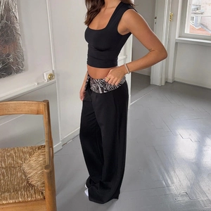 Détail de ce pantalon taille haute doté d'une bordure élégante à imprimé zèbre