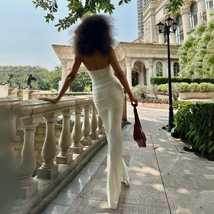 Weißer rückenfreier Neckholder Jumpsuit mit hoher Taille und ausgestelltem Bein