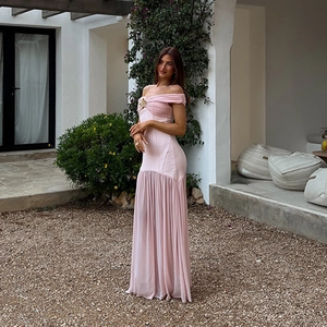 Robe longue chic en maille rose clair à épaules dénudées avec corsage plissé et boucle dorée