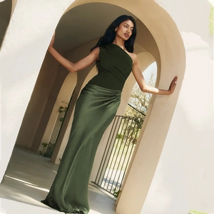 Elegante abito lungo in raso monospalla verde oliva scuro con silhouette slim fit