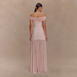 Détail du dos d'une robe corset rose à épaules dénudées avec jupe en tulle plissée