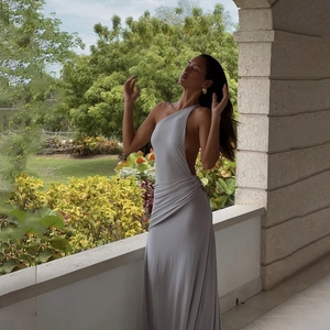 Elegant one-shoulder backless long dress with side gathering in light grey finish