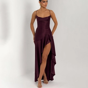 Détail d'une robe de soirée en satin violet foncé avec fines bretelles et fente haute