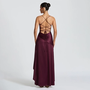 Détail du dos lacé d'une robe de soirée en satin prune avec bretelles croisées et dos nu
