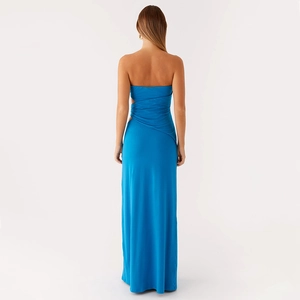 Détail de la robe longue bleue dos nu avec un élégant drapé croisé à l'arrière du vêtement