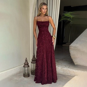 Robe de soirée élégante rouge vin avec texture florale en relief et dos nu