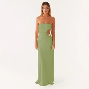 Robe longue bustier verte élégante avec découpe latérale et détail fleur dorée