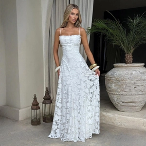 Robe longue blanche à fines bretelles avec dentelle florale 3D pour soirées élégantes