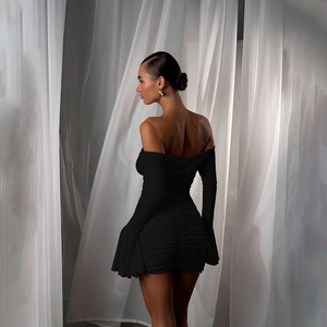 Elegantes schwarzes schulterfreies Minikleid mit Trompetenärmeln und Raffung hinten
