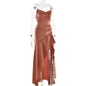 Détail de robe de soirée en satin cuivré avec taille plissée et ourlet asymétrique à volants