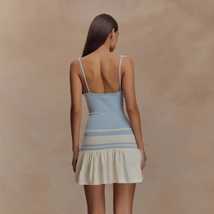 Mini robe moulante bleue et beige avec bordure contrastée et ourlet volanté, vue de dos