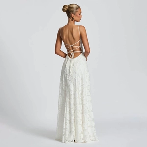 Robe de soirée blanche dos nu élégante avec dentelle florale et lacets croisés